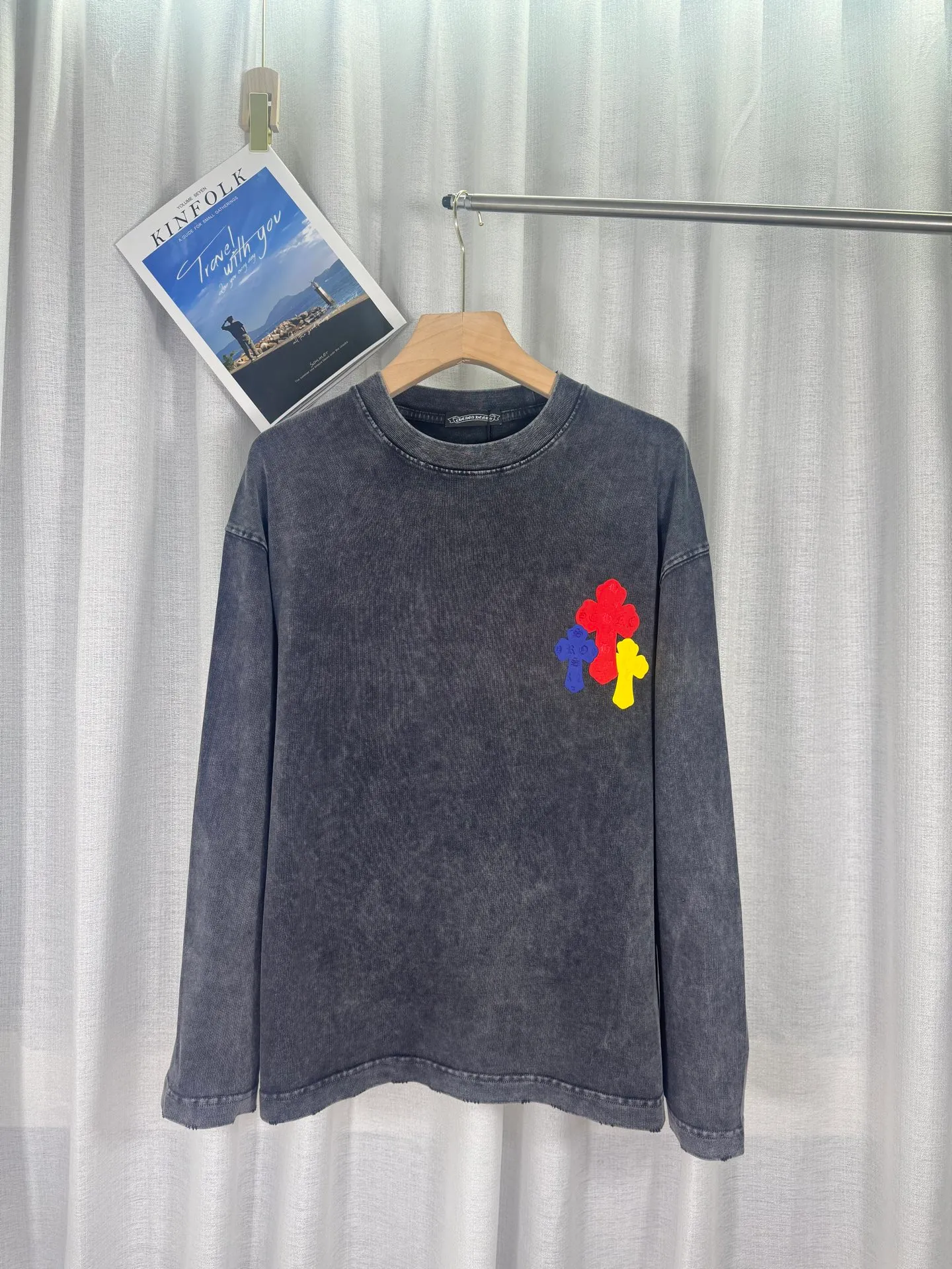 P250 top version, real shot without P, ​​different from market currency) 𝗖𝗵𝗿𝗼𝗺𝗲 𝗛𝗲𝗮𝗿𝘁𝘀/Cro Heart 2025 Autumn and Winter Horseshoe Cross Sticker 3D Glue Couple Casual Long Sleeve 👑The highest version! Customized fabric 320g fabric! Horseshoe cross printing 3D hot glue! The best-selling model in the counter, very comfortable to wear. Accessories: original molded and authenticated collar label➕100% silk wash label. Genuine purchase-grade original hangtag➕matching hanging rope➕3D hanging beads➕original packaging bag. Craftsmanship: The original version has consistent wiring! The highest version of the armhole matching technique! Color: Blue Black Size: S M L XL Style No.: 5175